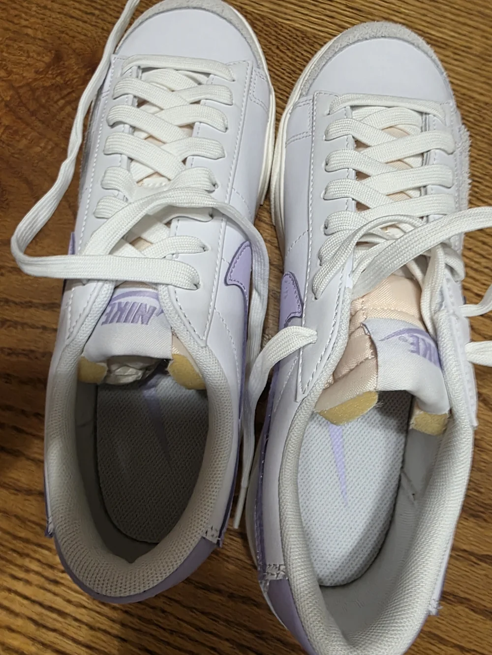 Nike Blazer Low Size 9 Women’s White Sneakers with Light Purple Accents - Picture 3 of 6